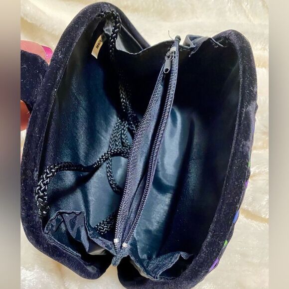 Retro Black clamshell bag with geometric multi color pattern - Picture 7 of 9